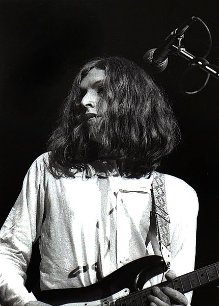 Winwood on stage with Traffic (1973)