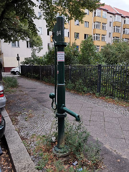 File:Straßenbrunnen 184 Jonasstraße Neukölln.jpg