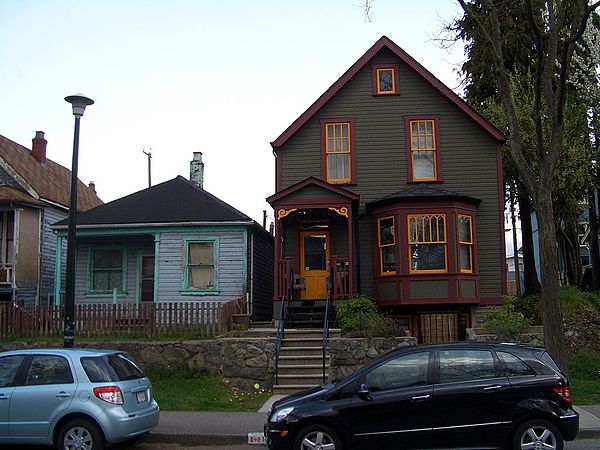 Houses renovated with the attention to the "true colours" and non-renovated, in the neighborhood