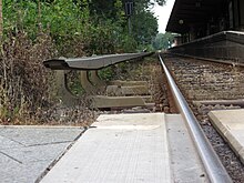 Berlin S-Bahn was converted from steam to third rail electrification starting in the late 1920s. The rail is bottom-contact. Seen here at the level crossing at Lichtenrade station Stromschiene-unterbricht-am-Bahnuebergang-Berlin-Lichtenrade-S-Bahn LWS0412.JPG