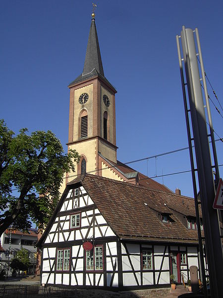 File:Stutensee-Blankenloch Hermannshaeusle und Kirche.JPG