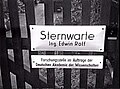 Schild am Gartentor von Edwin Rolf "Sternwarte" und "Forschungsstelle im Auftrag der Deutschen Akademie der Wissenschaften".