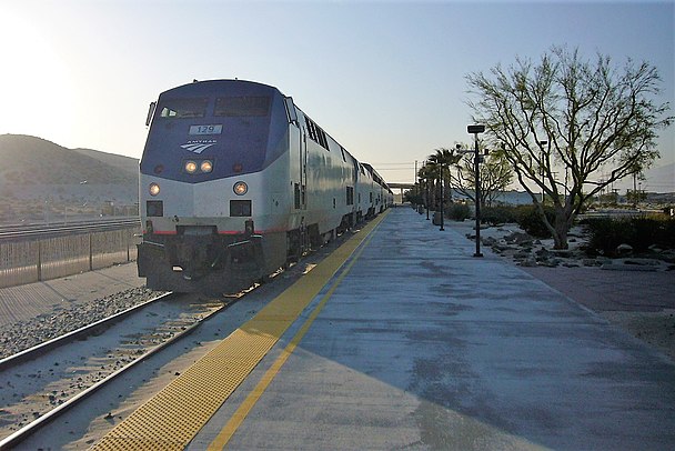 De Amtrak Sunset Limited bij station Palm Springs.