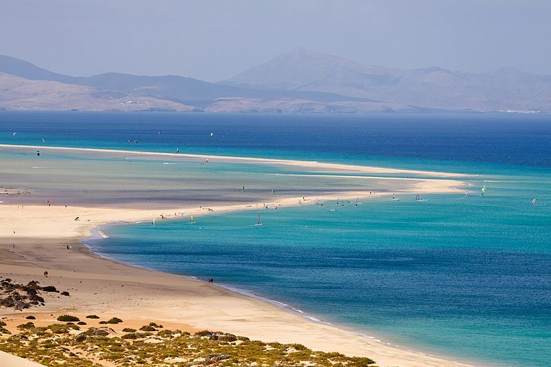 File:Surfer an der Playa de Sotavento (10576196576).jpg