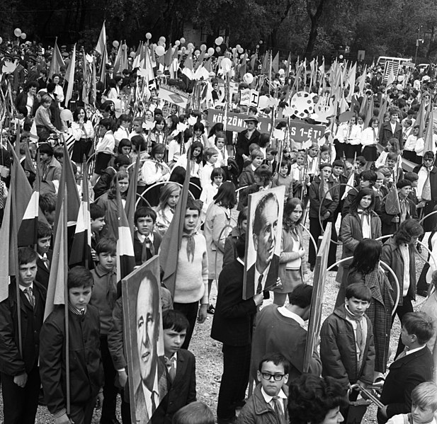 File:Szentendre 1970, 1st of May parade, march, pioneer Fortepan 89617.jpg