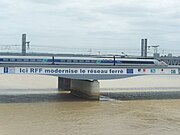 Treinstel op de brug over de Garonne in Bordeaux