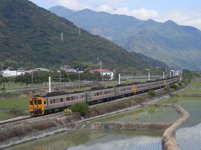 File:TRA DR2800 Tze-Chiang Ltd-Exp Taitung Line Haiduan Guanshan 20160222.JPG