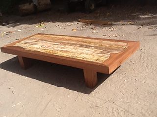 Table en bois fossile (Madagascar).