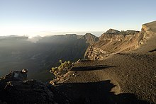 I bordi della caldera del Tambora; al centro sono visibili i depositi piroclastici Brown Tuff, emessi tra 5 900 e 1 200 anni fa e sovrastati dal materiale dell'eruzione del 1815.