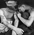 קעקוע על זרועותיו של ימאי אמריקאי בצוות USS New Jersey, 1944