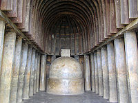 Interno di una sala chaitya scavata nella roccia, Bhaja Caves, le nervature in legno