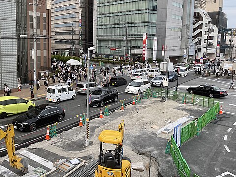 大和西大寺駅北口周辺は道路改良工事が頻繁に行われており[1]、事件当日はバス・タクシーロータリーの工事中であった（2022年7月11日撮影）[注 1]。