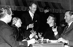 Tore Wretman (i mitten) skålar med skådespelaren Max Hansen (t.v.) och regissören Börje Larsson (t.h.) och respektive fruar