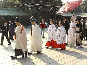 คันนูชิถือชากุเดินนำเจ้าบ่าวเจ้าสาวในพิธีแต่งงาน