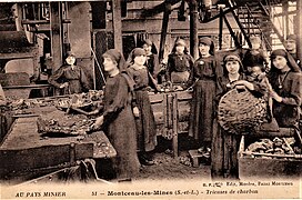 Trieuses de charbon à Montceau-les-Mines (France), vers 1910.