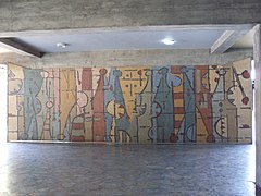 Mural de Oswaldo Vigas. Título: Un elemento - personaje vertical en evolución horizontal. Autor: Oswaldo Vigas. Año: 1954. Ubicación: Edificio del Rectorado, vestíbulo de entrada.