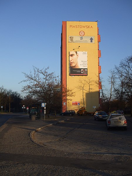 File:Ulica Piastowska w Gdańsku - falowiec.JPG