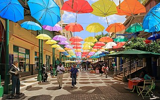 Parapluies colorés dans une allée commerciale du Caudan Waterfront, à Port-Louis, capitale de Maurice. (définition réelle 4 798 × 3 009)