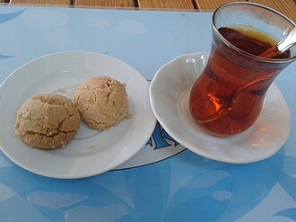 Un kurabiyesi served with Tea Un kurabiyesi ve cay.jpg