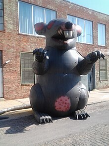 Inflatable rat in Long Island City Union-rat.jpg