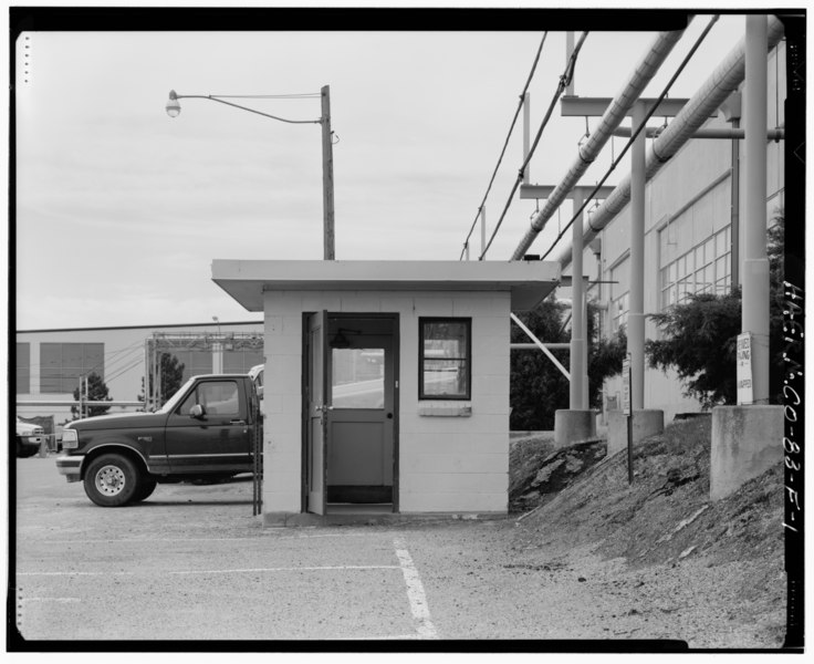 File:VIEW, LOOKING SOUTH, OF THE NORTH ELEVATION OF BUILDING 114. BUILDING 114 SERVED AS THE BUS STOP SHELTER WHEN PERSONAL VEHICLES WERE BANNED ON THE SITE PROPERTY. - Rocky Flats HAER COLO,30-GOLD.V,1F-1.tif