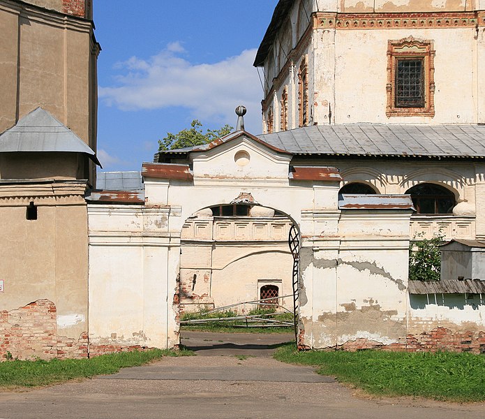 File:VNovgorod ZnamenskyMon Gate 4864.JPG