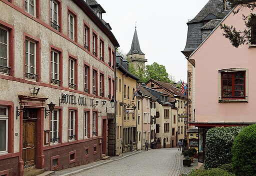 Vianden, Altstadt: Blick ostwärts in die Grand-Rue (N 17); im Hintergrund der Hockelsturm