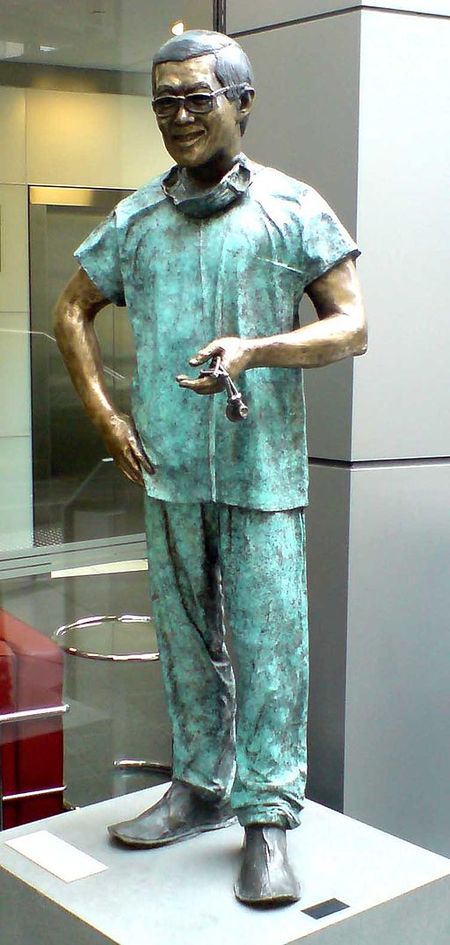 Victor Chang bronze statue Klarfeld.JPG
