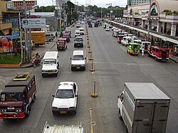 (Từ phía trên bên trái): Đại học Ateneo de Davao, Nhà thờ lớn San Pedro, Toà thị chính Davao, Công viên Nhân dân, Quang cảnh thành phố Davao, Khách sạn Marco Polo Davao, Sông Davao, Phố Tàu Davao