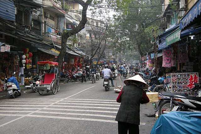 640px-Vietnam,_Hanoi,_Streets_of_central_Hanoi_2.jpg (640×427)