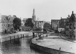 Gezicht over de Noorderhaven en de Vissersbrug naar de Hoge en Lage der A (ca. 1882)