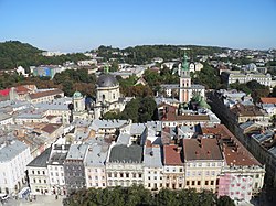 Stred pri pohľade zhora s kupolou dominikánskeho kostola v popredí