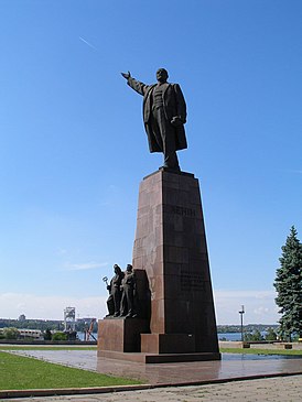 Запорізький Ленін на площі Леніна перед ДніпрГЕСом.jpg