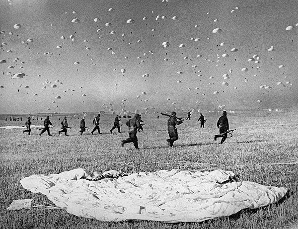 Kiev maneuvers in 1935. Collecting paratroopers after landing