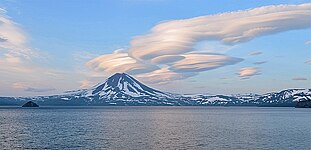 山の向こうに現れた吊るし雲