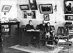 Thumbnail for File:Милюков Павел с женой и дочерью в гостиной своей квартиры ~1912г К.Булла,СПб 1024.jpg