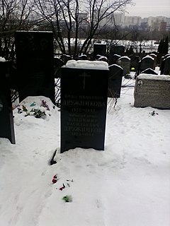 Памятник на Троекуровском кладбище
