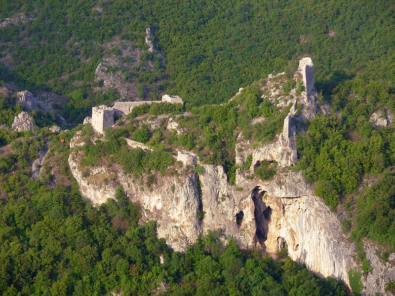 File:Сокоград изнад кањона реке Моравице.jpg