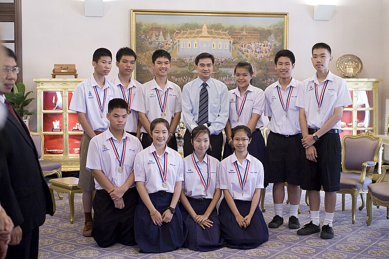 File:คณะนักเรียนโรงเรียนจักรคำคณาทร ที่ได้รับรางวัลยอดเยี่ย - Flickr - Abhisit Vejjajiva.jpg