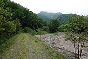 ぺテカリ山荘付近の林道とベッピリガイ沢川