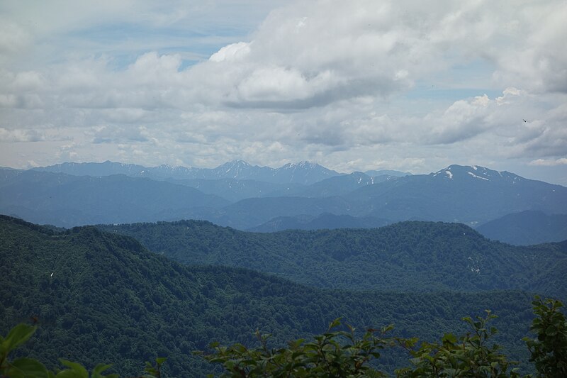 File:御神楽岳から平ヶ岳、中ノ岳、越後駒ヶ岳、浅草岳を眺める.jpg