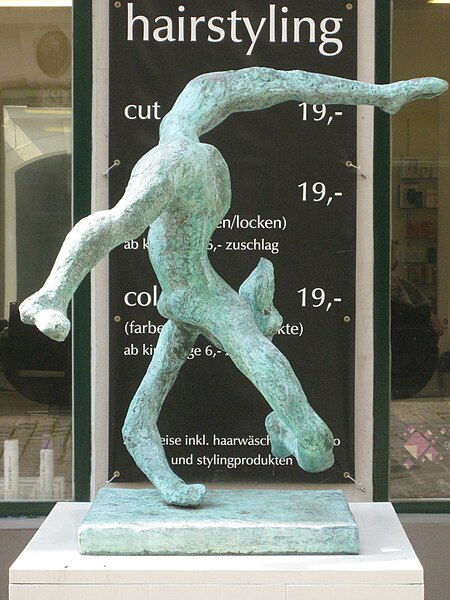 File:1060 Barnabitengasse 7 - Bronzeplastik Ballerina von Christine Pillhofer 1992 IMG 4577.jpg