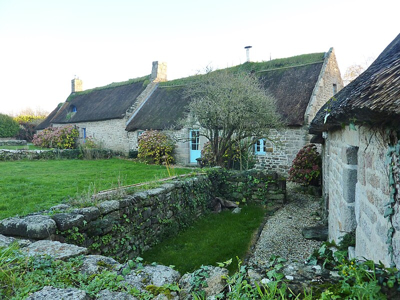 File:10 Chaumières près de la chapelle de la Madeleine.JPG