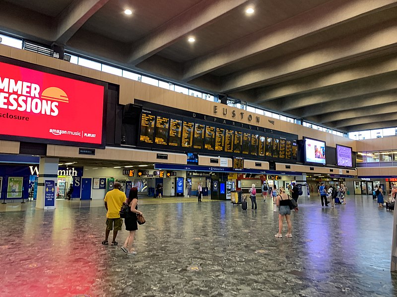 File:13 Euston station inside August 2020.jpg