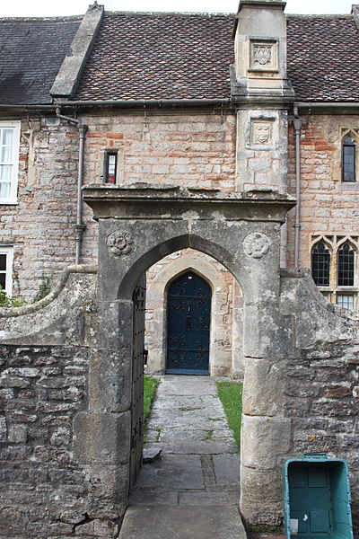 File:14 to 27 Vicars Close, Wells doorway.JPG