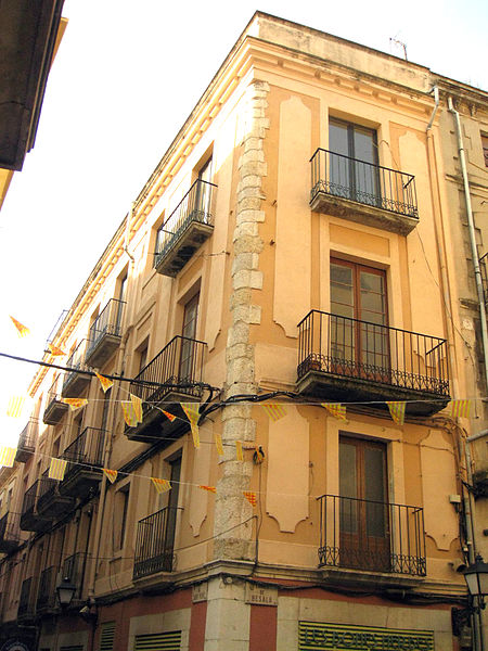 File:190 Casa Amèlia Pi, c. Sant Pere 7, cantonada c. Besalú.jpg