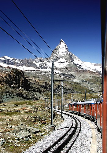 Matterhorn (4 478 m n. m.) z vlaku stoupajícího na hřeben Gornergrat po ozubnicové dráze Gornergratbahn