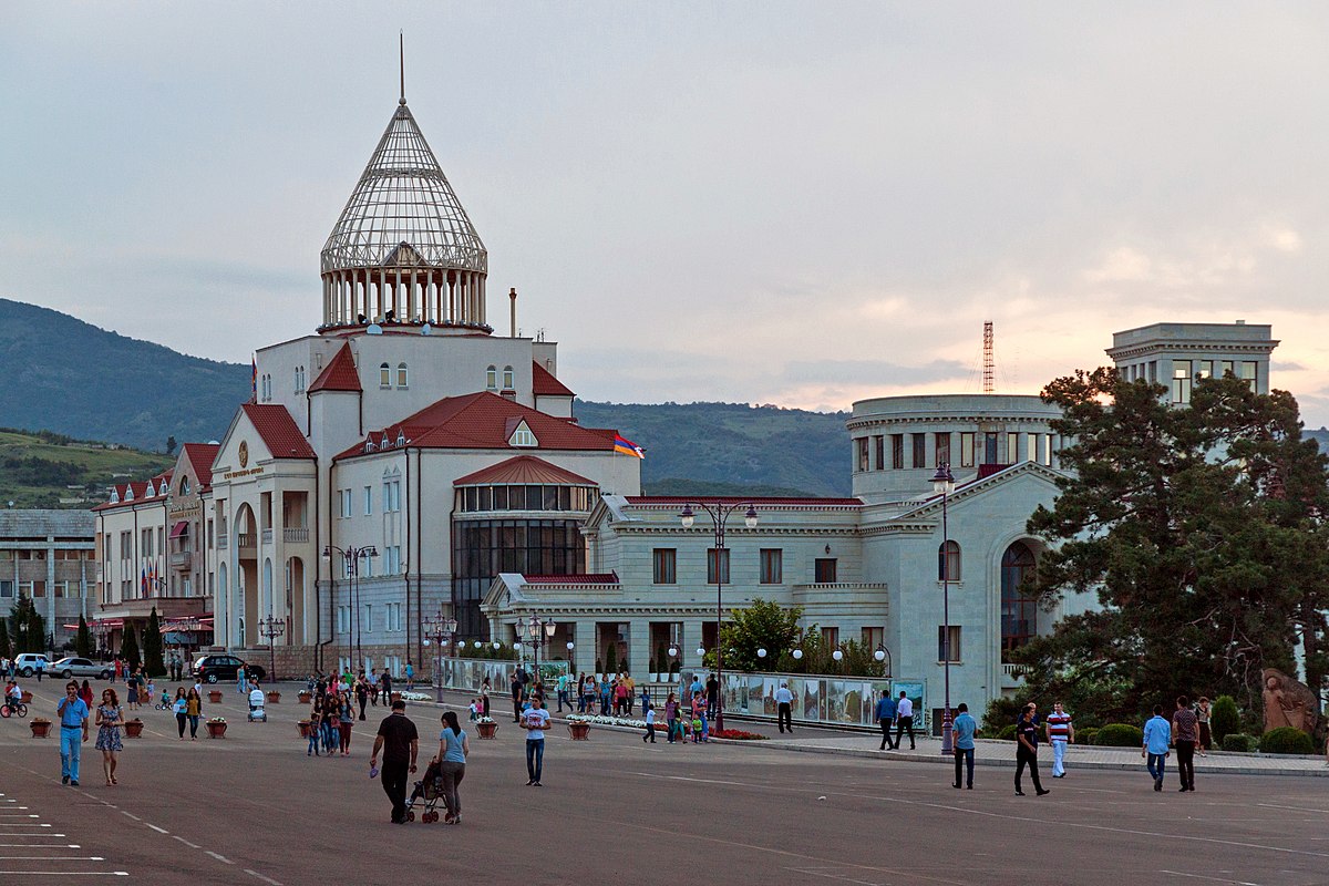 1200px-2014_Stepanakert,_Plac_Odrodzenia