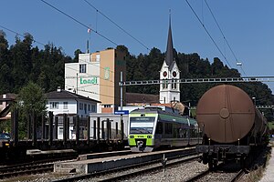 Grün-blauer Zug im Bahnhof