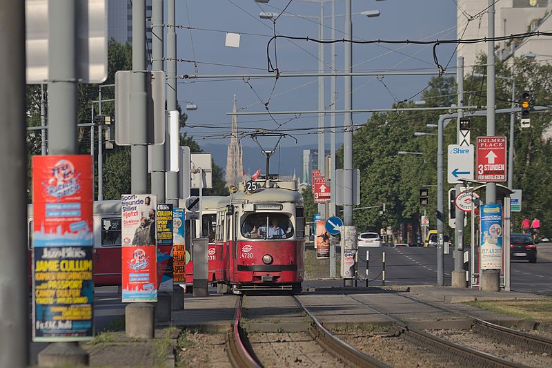 File:2017-06-26 AT Wien 22 Donaustadt, Wagramer Straße, Hst. Kagraner Brücke, E1 4730+c4 1318 Linie 25 (50043970948).jpg